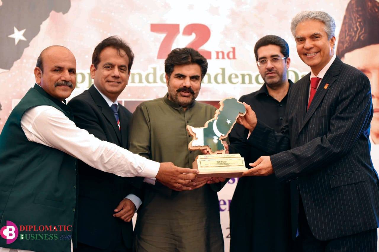 16th Aug-2019: Chief Guest: Minister for local Bodies – Syed Nasir Alii Shah, Minister for IT – Nawab Muhammad Taimur Talpur and Commissioner Karachi – Iftikhar Shallwani, along with Founder of Diplomatic Business Club – Mr M Umar Shah presenting Award to Business Entrepreneur Aziz Memon at the 72nd Independence Day Function at Karachi Marriott Hotel.